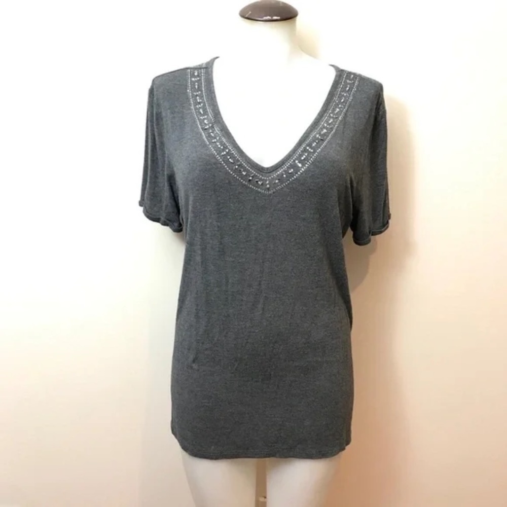 𝅺v-neck tee with studs